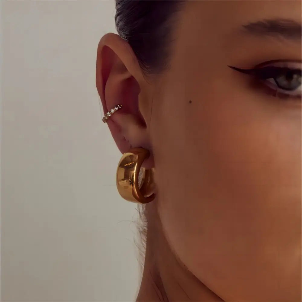 Brincos Aurea Círculo Esculpido | Banhado em Ouro 18K