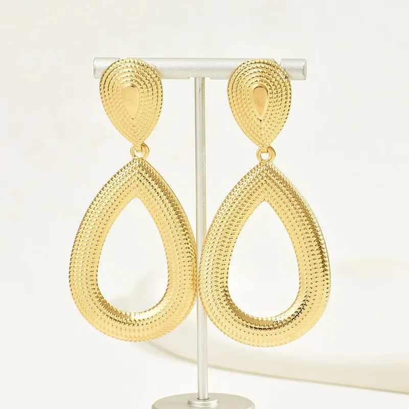 Brincos Valen Gota Dourada | Elegância Escultural