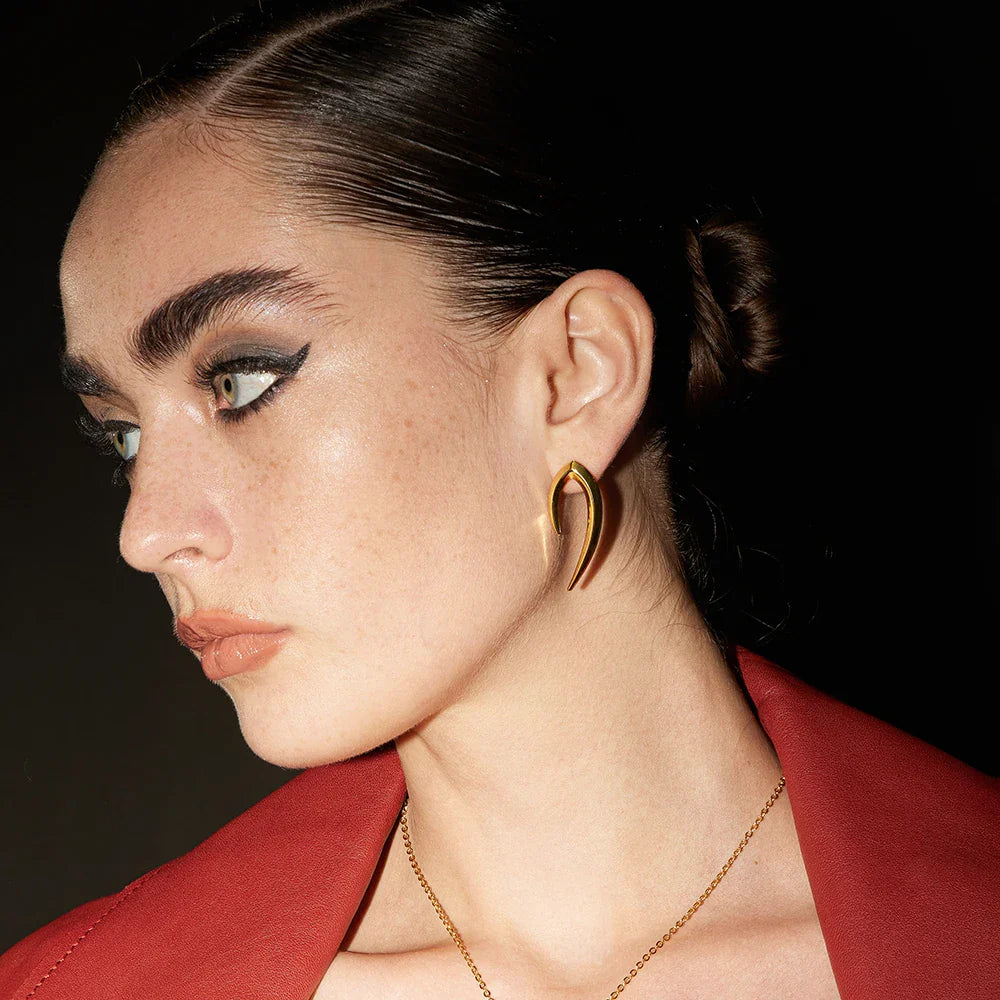 Brinco Aura Design Orgânico Curvo Banhado em Ouro 18K