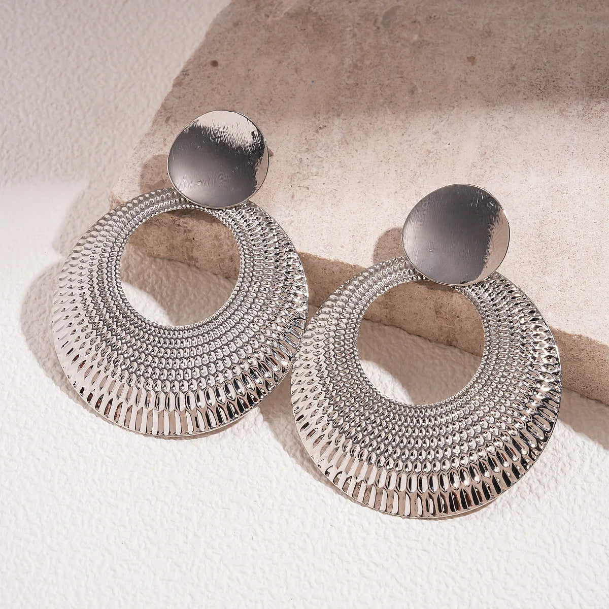 Brincos Lumina Círculo Esculpido | Elegância Minimalista