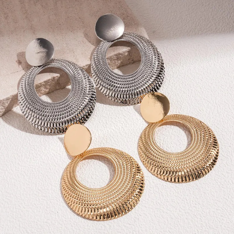 Brincos Lumina Círculo Esculpido | Elegância Minimalista