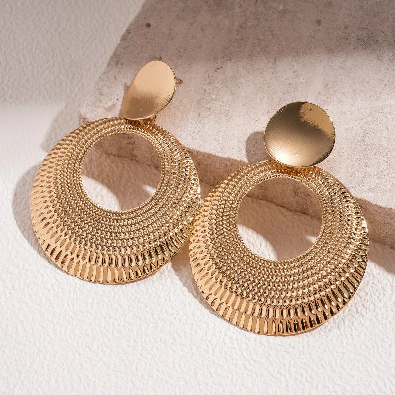 Brincos Lumina Círculo Esculpido | Elegância Minimalista