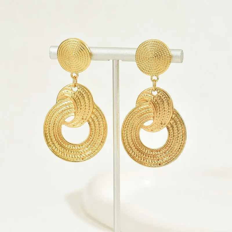 Brincos Valen Gota Dourada | Elegância Escultural