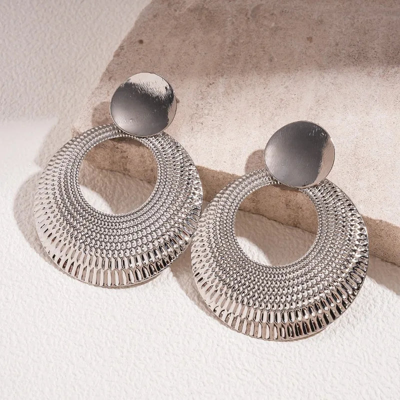 Brincos Lumina Círculo Esculpido | Elegância Minimalista