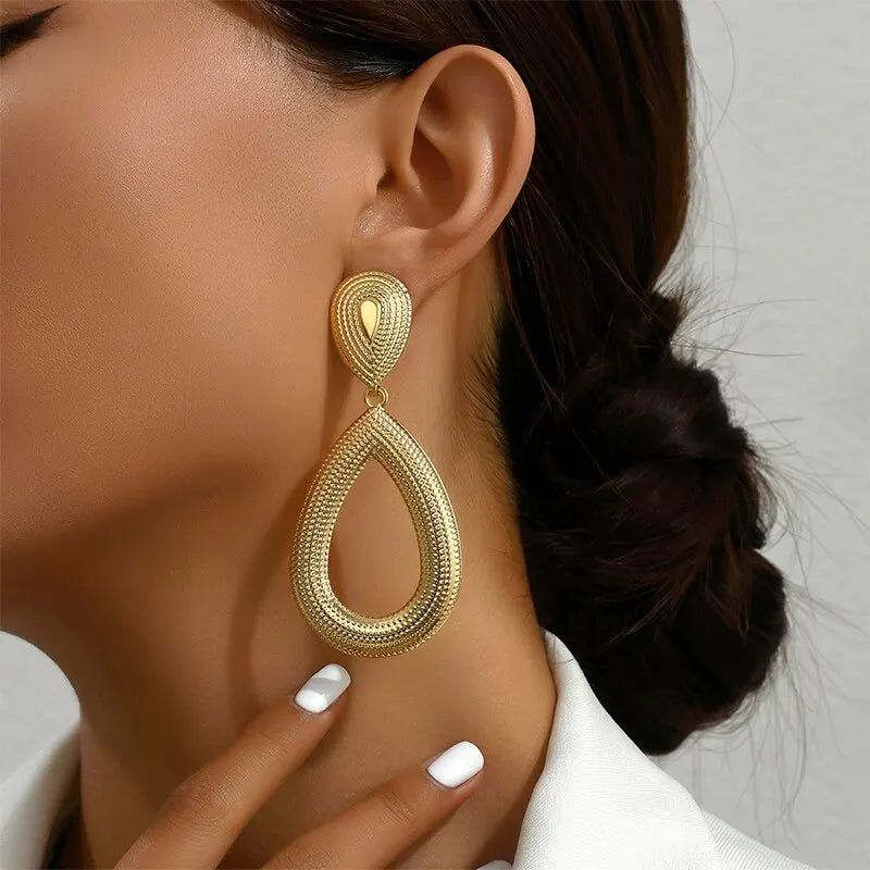 Brincos Valen Gota Dourada | Elegância Escultural