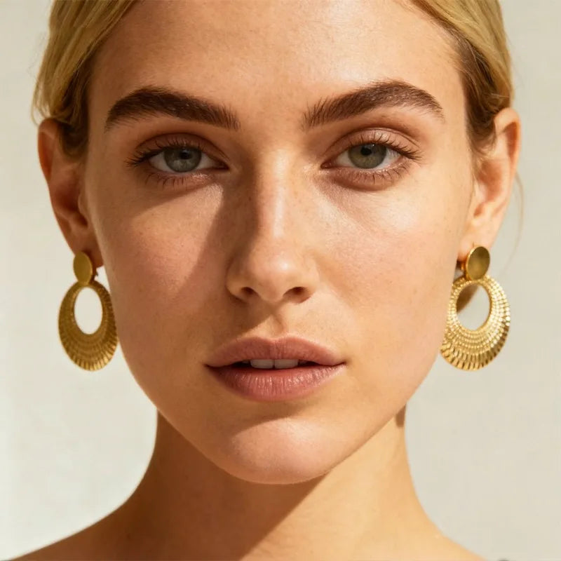 Brincos Lumina Círculo Esculpido | Elegância Minimalista